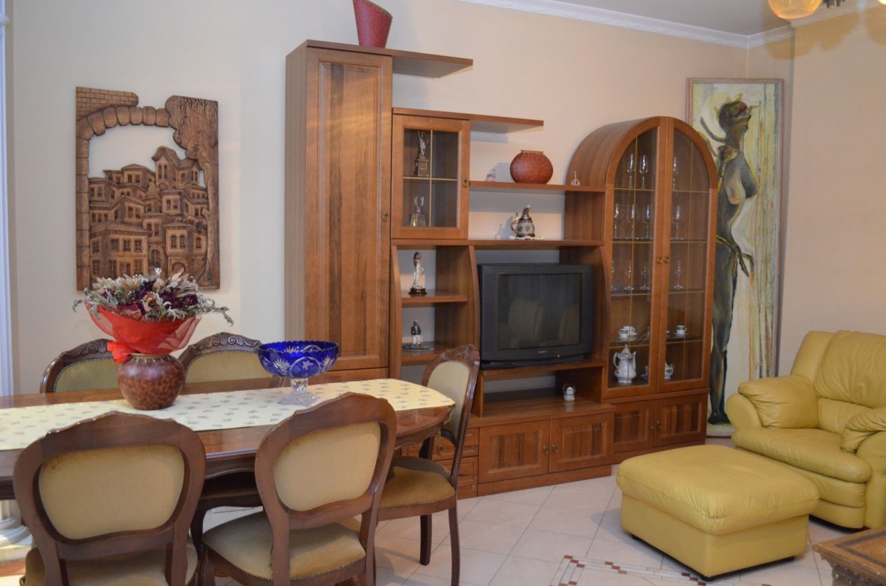Appartamento in affitto situato nel centro di Tirana. L'appartamento ha due camere da letto ed e arredato.  